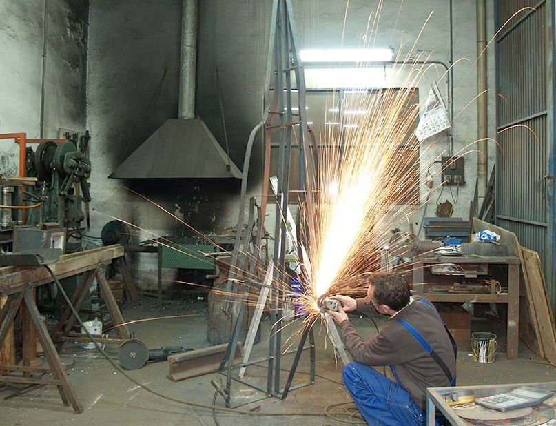 Vicente Gragera Almirante, Maestro Artesano trabajando la forja en el taller