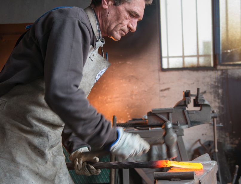 Vicente Gragera trabajando la forja en el taller